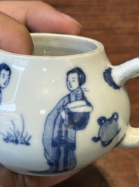 Een Chinese blauw-witte 'Lange Lijzen' theepot met deksel, Chenghua merk, Kangxi