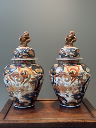 A pair of Japanese Imari covered vases, Edo, 18/19th C.