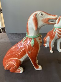 Paire de mod&egrave;les de chiens en porcelaine de Chine polychrome d'exportation, Qianlong