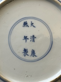 Quarte assiettes en porcelaine de Chine en bleu et blanc &agrave; d&eacute;cor floral et de chasse mongole, marque de Chenghua et Kangxi, Kangxi