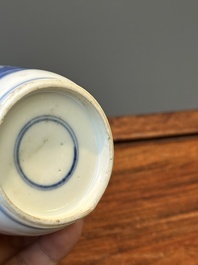 Vase de forme rouleau et un br&ucirc;le-parfum tripode en porcelaine de Chine en bleu et blanc, Kangxi