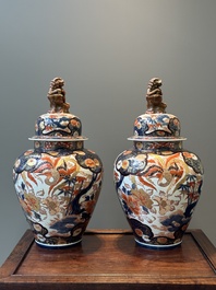 A pair of Japanese Imari covered vases, Edo, 18/19th C.