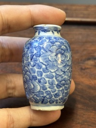 Four Chinese blue and white vases and a box with cover, all marked, 18/19th C.