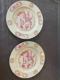 Een paar Chinese verguld en rose-ge&euml;mailleerde borden met havenzicht, Qianlong