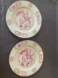 Paire d'assiettes en porcelaine de Chine en &eacute;maux rose &agrave; d&eacute;cor dor&eacute; d&rsquo;une vue sur le port, Qianlong