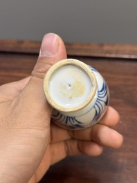 Twee Chinese blauw-witte stem cups en vier gu vazen, Kangxi