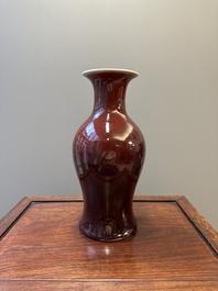 Vase en porcelaine de Chine monochrome en rouge de cuivre, 19&egrave;me