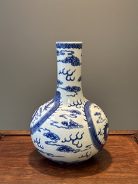 Vase de forme bouteille en porcelaine de Chine en bleu et blanc &agrave; d&eacute;cor de dragons, marque de Yongzheng, 19&egrave;me