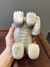 Een paar Chinese witte en roodbruine jade sculpturen van een olifant, Qianlong