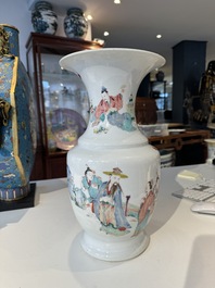 Vase en porcelaine de Chine famille rose &agrave; d&eacute;cor figuratif, marque de sceau ji 迹, Yongzheng