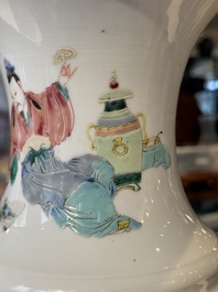 Vase en porcelaine de Chine famille rose &agrave; d&eacute;cor figuratif, marque de sceau ji 迹, Yongzheng