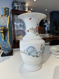 Vase en porcelaine de Chine famille rose &agrave; d&eacute;cor figuratif, marque de sceau ji 迹, Yongzheng