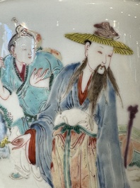 Een Chinese famille rose vaas met doorlopend figuratief decor, ji 迹 zegelmerk, Yongzheng