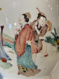 Vase en porcelaine de Chine famille rose &agrave; d&eacute;cor figuratif, marque de sceau ji 迹, Yongzheng