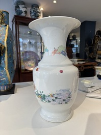 Vase en porcelaine de Chine famille rose &agrave; d&eacute;cor figuratif, marque de sceau ji 迹, Yongzheng