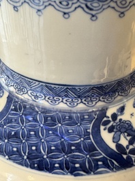 Een grote Chinese blauw-witte rouleauvaas met 'Guo Ziyi 郭子儀拜壽' decor, Kangxi