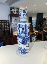 Een grote Chinese blauw-witte rouleauvaas met 'Guo Ziyi 郭子儀拜壽' decor, Kangxi