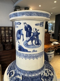 Een grote Chinese blauw-witte rouleauvaas met 'Guo Ziyi 郭子儀拜壽' decor, Kangxi