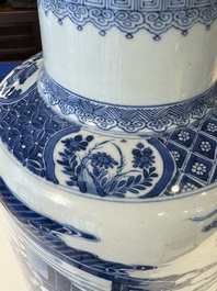 Een grote Chinese blauw-witte rouleauvaas met 'Guo Ziyi 郭子儀拜壽' decor, Kangxi