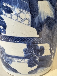 Een grote Chinese blauw-witte rouleauvaas met 'Guo Ziyi 郭子儀拜壽' decor, Kangxi