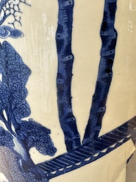 Een grote Chinese blauw-witte rouleauvaas met 'Guo Ziyi 郭子儀拜壽' decor, Kangxi