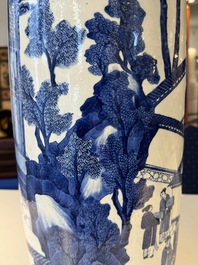 Een grote Chinese blauw-witte rouleauvaas met 'Guo Ziyi 郭子儀拜壽' decor, Kangxi