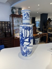 Een grote Chinese blauw-witte rouleauvaas met 'Guo Ziyi 郭子儀拜壽' decor, Kangxi