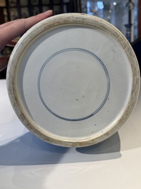 Een grote Chinese blauw-witte rouleauvaas met 'Guo Ziyi 郭子儀拜壽' decor, Kangxi