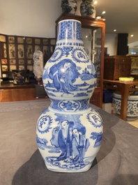 Een zeldzame Chinese blauw-witte kalebasvaas met Guo Tai Min An 國泰民安 decor, Jiajing/Wanli