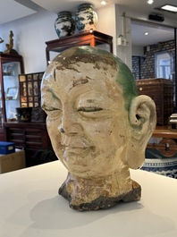 Een imposant Chinees sancai geglazuurd steengoed hoofd van een monnik, Yuan/Ming