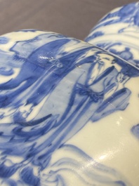Een zeldzame Chinese blauw-witte kalebasvaas met Guo Tai Min An 國泰民安 decor, Jiajing/Wanli