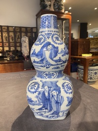 Een zeldzame Chinese blauw-witte kalebasvaas met Guo Tai Min An 國泰民安 decor, Jiajing/Wanli