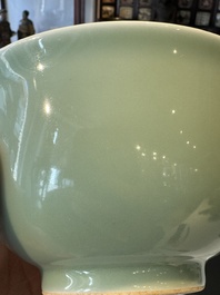 Een Chinese monochrome celadon-geglazuurde kom, Daoguang merk en mogelijk uit die periode