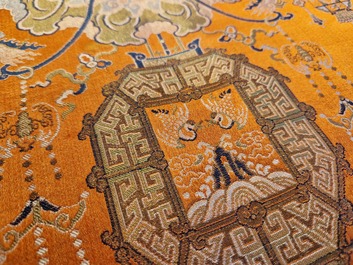 Een Chinees geborduurd zijden 'kesi' doek met  boeddhistische leeuwen en feniksen, 19e eeuw