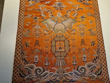 Een Chinees geborduurd zijden 'kesi' doek met  boeddhistische leeuwen en feniksen, 19e eeuw