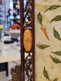 Un paravent de table en bois mont&eacute; de pierres pr&eacute;cieuses et un retable ou 'chanab' pour le march&eacute; du D&eacute;troit ou de Peranakan, Chine, 19/20&egrave;me