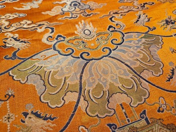 Een Chinees geborduurd zijden 'kesi' doek met  boeddhistische leeuwen en feniksen, 19e eeuw