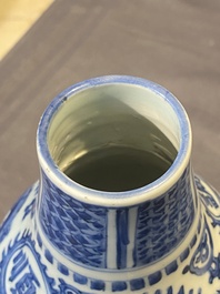 Een zeldzame Chinese blauw-witte kalebasvaas met Guo Tai Min An 國泰民安 decor, Jiajing/Wanli