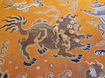 Een Chinees geborduurd zijden 'kesi' doek met  boeddhistische leeuwen en feniksen, 19e eeuw