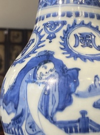Een zeldzame Chinese blauw-witte kalebasvaas met Guo Tai Min An 國泰民安 decor, Jiajing/Wanli