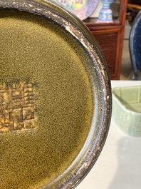 Een Chinese monochrome teadust geglazuurde theepot, Yongzheng zegelmerk, 18/19e eeuw