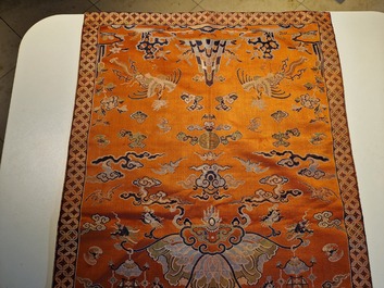 Een Chinees geborduurd zijden 'kesi' doek met  boeddhistische leeuwen en feniksen, 19e eeuw