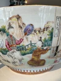 Grand bol en porcelaine de Chine famille rose de Canton &agrave; d&eacute;cor de gar&ccedil;ons et dames dans un jardin &eacute;labor&eacute;e, Qianlong