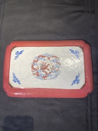 Beau plat rectangulaire en &eacute;mail de Canton au dos en rouge de rubis &agrave; d&eacute;cor figuratif, Chine, Yongzheng