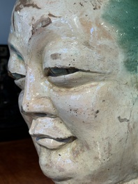 Een imposant Chinees sancai geglazuurd steengoed hoofd van een monnik, Yuan/Ming
