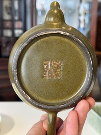 Een Chinese monochrome teadust geglazuurde theepot, Yongzheng zegelmerk, 18/19e eeuw