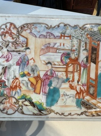 Een uiterst zeldzame Chinese Canton famille rose dekseldoos voor een theeset met mandarijns decor, Qianlong