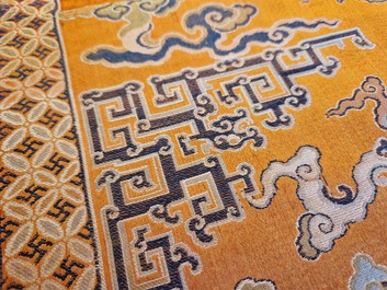Een Chinees geborduurd zijden 'kesi' doek met  boeddhistische leeuwen en feniksen, 19e eeuw