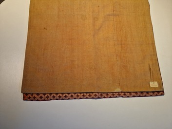Een Chinees geborduurd zijden 'kesi' doek met  boeddhistische leeuwen en feniksen, 19e eeuw