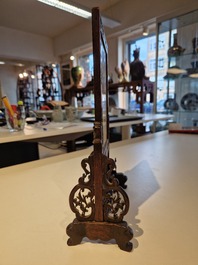 Een Chinees houten tafelscherm met edelstenen en een altaarstuk of 'chanab' voor de Straits of Peranakan markt, 19/20e eeuw